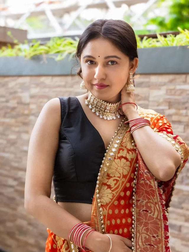 Gautami-Deshpande-Black-Saree-4